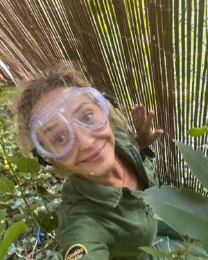 Hélène de Fougerolles Instagram - La vraie vie d’une actrice avant @festivaldelafiction … opération jardinage 🤪
Glamour en @houblonplatine 😅