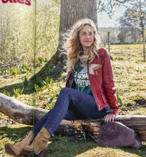 Hélène de Fougerolles Instagram - Merci @rusticaeditions pour cet article!🙏🏻 pour la série SAM (bientôt !) @tf1 
Photo : @stephanegrangier