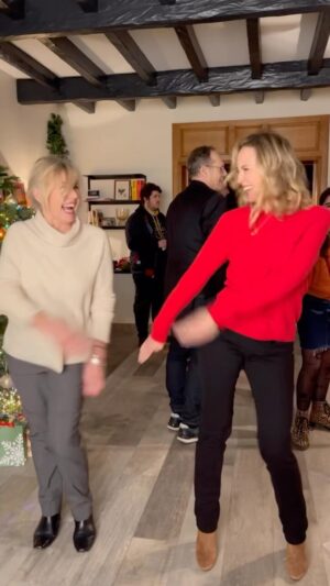 Hélène de Fougerolles Instagram - Ce soir: @tf1 à 21h10 NOËL.. et plus si affinités ! (Avec @manoelle_gaillard ❤️)