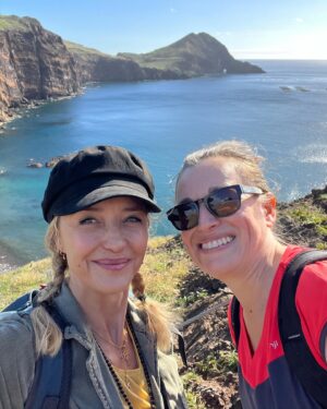 Hélène de Fougerolles Instagram - 1er jour sur l’île de #madere avec mes @copinesdevoyage @melanie_fourre @christinehespeel @marie062016 @leibysantelli @clairema_dgm @karinedouard @annesor93 @fullexperiencemadeira 
Île aux fleurs, éternel printemps, entre 17 et 22• dans différents endroits de l’île! Paradis!☀️🙏🏻❤️