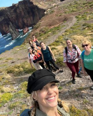 Hélène de Fougerolles Instagram - 1er jour sur l’île de #madere avec mes @copinesdevoyage @melanie_fourre @christinehespeel @marie062016 @leibysantelli @clairema_dgm @karinedouard @annesor93 @fullexperiencemadeira 
Île aux fleurs, éternel printemps, entre 17 et 22• dans différents endroits de l’île! Paradis!☀️🙏🏻❤️