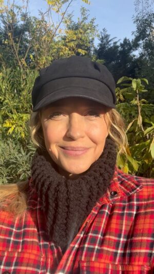 Hélène de Fougerolles Instagram - Mea culpa 
Je vous prie d’accepter mes excuses de vous avoir insulté et accusé sans preuve. C’était idiot de ma part. Pardon j’ai un peu tout mélangé .
Alors : 1: j’ai acheté cette petite caméra (car en effet, j’ai fini de tourner, et je n’ai que ça à foutre en ce moment), pour voir qui sont les gros cochons qui jettent leurs déchets dans nos forêts.
2 : Chers chasseurs : nous avons des points communs, nous adorons la nature et observer les animaux, mais c’est après que je ne comprends pas… @davidnussbi ou @jfmeslin ou @eg2concepttraiteur  ou @christmercier ou encore @johannaclermont ou d’autres?? qui m’avez répondu gentiment et intelligemment, si vous pouviez prendre quelques minutes pour m’écrire ici et juste m’expliquer (avec bienveillance de nos deux côtés), j’aimerais juste comprendre « qu’est ce ,que, quoi? » quand on tue un animal qu’on a pris plaisir à observer vivant juste avant? (Ou si vous avez des lectures à me conseiller ?) juste m’aider a comprendre ça?
Merci par avance et pardon encore de vous avoir insulté gratuitement.
⭐️⭐️⭐️🙏🏻🕊️