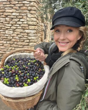 Hélène de Fougerolles Instagram - Allez zou! Au moulin! 13,5 kg d’olives de mon jardin pour 2,5 litres d’huile d’amour!… pardon; d’olives❤️❤️❤️
Au moulin du clos des Jeannons (ils sont adorables!)☺️#saintpantaleon