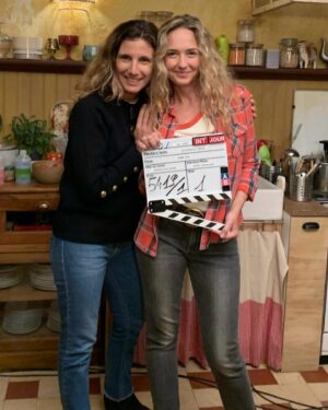 Hélène de Fougerolles Instagram - C’est parti pour Sam saison 8!!! Trop heureuse de retrouver la fine équipe et les petits nouveaux!🤗😜☺️💖 @tf1 @aprikian_ara @catherineraud @aline_panel @authentic.prod @alexandralondon91 @elsaethippolyte @chantalladesou @fred_testot @tneuvic @charlottegaccio @amaurydecrayencour @fanny.gilles.3 et toute la merveilleuse équipe! Happy!🥳🤗☀️