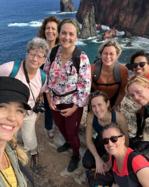 Hélène de Fougerolles Instagram - 1er jour sur l’île de #madere avec mes @copinesdevoyage @melanie_fourre @christinehespeel @marie062016 @leibysantelli @clairema_dgm @karinedouard @annesor93 @fullexperiencemadeira 
Île aux fleurs, éternel printemps, entre 17 et 22• dans différents endroits de l’île! Paradis!☀️🙏🏻❤️
