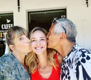 Hélène de Fougerolles Instagram - Dej avec @mapelinage et @naguiiiiiii à #lilesurlasorgue ❤️❤️❤️☺️