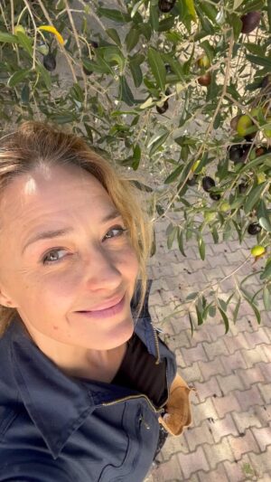 Hélène de Fougerolles Instagram - Jour de récolte des olives de mon jardin!☺️🤗
“Merci mon Olivier chéri de m’offrir tous ces petits fruits que je vais apporter au moulin pour mes 5 litres d’huile d’olive annuel!☀️☀️☀️🙏🏻” Petit mantra en cueillant!😉