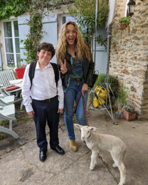 Hélène de Fougerolles Instagram - C’est parti pour Sam saison 8!!! Trop heureuse de retrouver la fine équipe et les petits nouveaux!🤗😜☺️💖 @tf1 @aprikian_ara @catherineraud @aline_panel @authentic.prod @alexandralondon91 @elsaethippolyte @chantalladesou @fred_testot @tneuvic @charlottegaccio @amaurydecrayencour @fanny.gilles.3 et toute la merveilleuse équipe! Happy!🥳🤗☀️