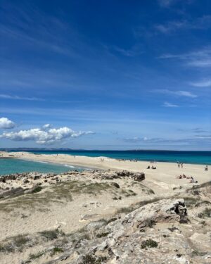 Hélène de Fougerolles Instagram - Ça bronze à #formentera #españa