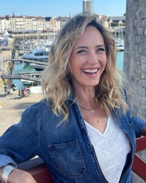 Hélène de Fougerolles Instagram - Présentation de la série Sam pour @tf1 au @festivaldelafiction à La Rochelle 🤗☀️
Merciiiiii mille fois: @authentic.prod @aline_panel @alexandralondon91 @elsaethippolyte @guerintillie @camillepouzol @gillesverdiani @chantalladesou @fred_testot @amaurydecrayencour @thierryneuvic_off @charlottegaccio @fanny.gilles.3 @noom_diawara @salihabala 
Merci aussi au travail de l’équipe de @tf1 @aprikian_ara @catherineraud
À toute l’équipe du films, techniciens, acteurs, @nkgram à mes agent @as_talents @alexandraschamis et @emiliejung et à l’accueil du public !
Je suis folle de joie et infiniment reconnaissante d’être dans cette série GÉNIALISSIME 😜🙏🏻🤗❤️🥳
