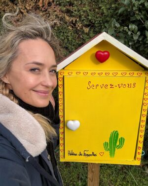 Hélène de Fougerolles Instagram - Mon cadeau d’anniversaire: une boîte à cadeaux! (On prend et on dépose! Livres, objets, jouets fruits ou légumes du potager quand on en a trop!☺️) !Merciiiii Thierry pour la fabrication de cette merveille ☺️🙏🏻💖