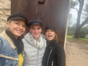 Hélène de Fougerolles Instagram - Week-end énergétique et spirituel avec mes copines Hypnotherapeutes ! @belarmande @aixhypnose ⭐️⭐️⭐️vive le #luberon les copines et les étoiles☺️🙏🏻❤️#orgon #notredamedebeauregard #lumiere #notredamedelumieres