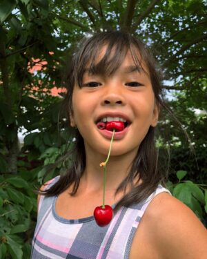 Helga Krapf Instagram - Dejavu. Its like I’m reliving my 90s childhood through her. From the tree straight to her tummy. 🍒🍒🍒 #DontPanicItsOrganic #RaisingAmelie