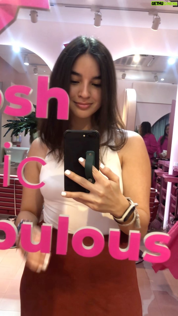 Helga Krapf Instagram - Back at @tokyoposh were you can time travel and achieve longer hair in just a few minutes.🩷 Are you Team curls or Team straight? 💇🏻♀️ #TP #TokyoPosh