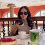 Helga Krapf Instagram - Real🤳😁 Which one are you here?🤔💭 #behindeveryfoodpic #wheninfrankfurt #kaffeeundkuchen #instareels