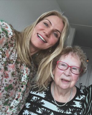 Helle Thorning-Schmidt Instagram - Funeral in Århus. Today I want to remember and honour my Inge. Not related by blood but very much family. Inge and my mum sat next to each other in 1st grade in 1943 when they were 6 yo and have been friends ever since. That’s a long time. Inge was one of those special adults who were truly interested in us children. She was there when I went to yet another dance competition in Brøndby or Hvidovre, or when I sang in yet another choir in Ishøj. She listened when I spoke when I was a little girl and made me think I had a voice. Thank you for everything to this special woman and let us all think of the people in our life who have supported us and made us the adults we are. Grateful ❤️🖤🖤💔