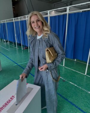 Helle Thorning-Schmidt Instagram - Isn’t it great? To be 1 out of 370 million people voting in our beautiful mosaic of a Union. Decision-making is hard in a democracy. Democracy is hard. But it’s much better than the opposite. Use your voice, go to your polling station now🇪🇺🇪🇺