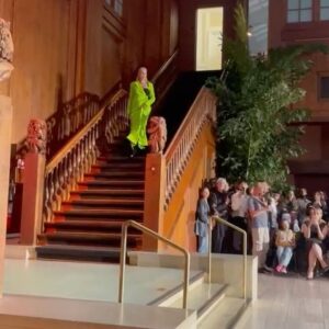 Helle Thorning-Schmidt Instagram - What a blast we had yesterday at the brilliant @soerenleschmidt show. I was so reluctant to do a catwalk, but had so much fun. And the big lessons are 1) Søren is so successful because he doesn’t take no for an answer and 2) if in doubt, say yes to new experiences rather than no! You would have thought I’d learned that by now 😁Scroll to see Søren do the last sewing and a classic Blæstegnen reunion❤️❤️❤️