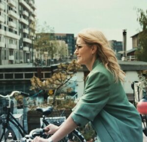 Helle Thorning-Schmidt Instagram - On your flow tv tonight and it’s definitely not boring. So happy that @dr1tv is showing the brilliant documentary by @yesyespictures 🙏🙏🥰🥰and I promise you an insight into how tough politics can be, particularly when you are the first woman leader of the opposition and PM🤓🤓