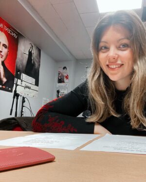 Héloïse Martin Instagram - Au revoir 2023 🫶🏼
Une année contrastée mais pleine d’émotion, de nouveautés, d’échec, de lancement de projets…d’amour et d’émerveillement devant ma petite poupée qui grandit si vite 💙

1-Noël 2023
2-Dernier allaitement 🥹 (en tournage) 
3-Expo en famille
4- Chez Claude Monet 🌸
5-Reprise du sport plus que jamais 🏋🏼‍♀️
6-Reprise des Tournages 🎬
7-Ma première fête des mères 💙
8- Le grand saut ! Un rêve de plus réalisé 
9- Casting pour mon premier film en tant que réalisatrice 
10-Premier voyage à l’étranger avec bébé 

10 photos ce n’est pas assez pour résumer une année mais ce sont des bons souvenirs qui me sont venus aujourd’hui 🫶🏼 profitez ! Et hâte de démarrer 2024 maintenant ! 
#2023 #byebye #happynewyear