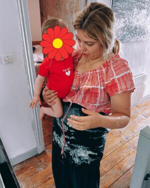 Héloïse Martin Instagram - Il y a 1 an je te rencontrais enfin 🌸🤍
Ma petite Rosita, mon petit jambon, mon bébé d’amour…
J’ai appris à devenir maman chaque jour un peu plus, chaque jour un peu mieux…
‌
J’ai découvert un amour inconditionnel grace à toi et tu fais de moi une maman comblée 🥹🤍
Aujourd’hui tu as soufflé ta première bougie, je te souhaite un merveilleux anniversaire 🎂 ♥️🥰👧🏼😍🌷
‌
1- Ta première bougie
2-Toi, avant que tu arrives
3-L’aventure de l’allaitement incroyable, j’ai eu beaucoup de chance
4-Nos ballades en famille
5-aah…le train avec un bébé ! Courage à tous les parents ! maintenant je suis dans votre team 😅🤣😩
6-Sa première piscine
7-Sa première plage, et toujours en porte bébé
8-Avec ton super papa
9-Ta première soirée parisienne
10-C’est aussi ça la nouvelle vie de maman
‌
Je t’aime 🌸♥️
‌