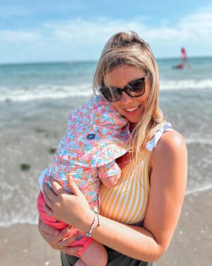 Héloïse Martin Instagram - Première plage pour ma petite crevette 🐚
⠀
1- Elle découvre la mer 🌊
2-Ballade sur les épaules de son papa👨‍👧
3-Premier manège avec sa maman 🎠
4-Découverte du sable 🏝️
⠀
#vacances #plage #lespremieresfois #mumlife #mumanddaughter