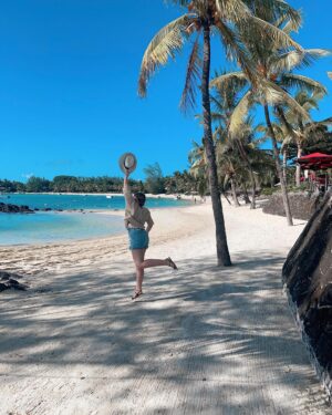Héloïse Martin Instagram - 🌴JEU CONCOURS🌴
⠀
Il y a 1 mois, je rentrais de vacances à l’île Maurice avec des étoiles pleins les yeux ✨ Maintenant c’est à vous de tenter de vivre cette expérience magique ! 🌞
⠀
L’hôtel LUX* Grand Baie dans lequel j'ai séjourné, vous offre un séjour de 4 nuits pour 2 personnes dans une suite Junior LUX* en formule petit-déjeuner !
⠀
👉🏼Pour participer c’est très simple :
⠀-like ce post 
- Abonnez-vous à @heloiisemartin @luxgrandbaie et @fairmoove sur Instagram
- Taggez deux amis avec qui vous aimeriez voyager
⠀
Ce séjour est bien sûr cumulable avec des nuits supplémentaires à LUX* Grand Baie ou avec des nuits à l’hôtel @SaltPalmar dans lequel j’ai aussi séjourné lors de ce voyage.
⠀
Vous allez adorer cet hôtel, un resort nouvelle génération ultra engagé sélectionné par @FairMoove, où chaque suite a été pensée pour offrir le summum du confort.
⠀
⏳Vous avez jusqu'au 14/06/2023 pour tenter votre chance avant le tirage au sort, et partager l'info en story auprès de vos amis
⠀
Bonne chance ! 🍀
•ceci n’est pas un partenariat, juste un joli cadeau pour vous 🫶🏼•
*Prix valable pour un séjour uniquement à LUX Grand Baie. Ce prix exclut les transferts, les séjours pendant les jours fériés, les vacances scolaires, la haute saison et dépendra de la disponibilité de la chambre 30 jours avant l'arrivée. Le gain n'est pas remboursable en espèces ou sous forme de compensation, non transférable et non cumulable avec des chèques-cadeaux. #jeuconcours #concours #concoursvoyage #vacances #cadeau #luxresorts #mauritius #ilemaurice