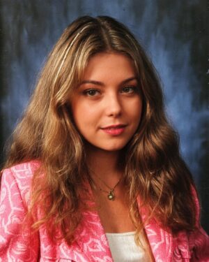 Héloïse Martin Instagram - Un mix entre les Frères Scott, Hermione Granger, un dos tres, les sœurs Halliwell 🇺🇸 et un tout petit peu de moi 😅 

#jesuisunmouton #yearbook #fakephoto #90s #charmed #freresscott #undostres #hermionegranger