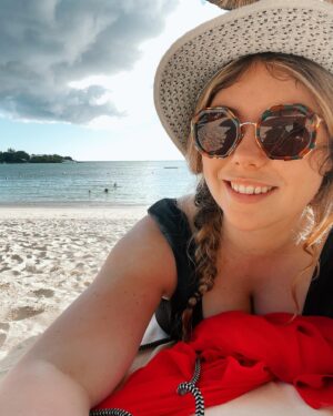 Héloïse Martin Instagram - 🌴JEU CONCOURS🌴
⠀
Il y a 1 mois, je rentrais de vacances à l’île Maurice avec des étoiles pleins les yeux ✨ Maintenant c’est à vous de tenter de vivre cette expérience magique ! 🌞
⠀
L’hôtel LUX* Grand Baie dans lequel j'ai séjourné, vous offre un séjour de 4 nuits pour 2 personnes dans une suite Junior LUX* en formule petit-déjeuner !
⠀
👉🏼Pour participer c’est très simple :
⠀-like ce post 
- Abonnez-vous à @heloiisemartin @luxgrandbaie et @fairmoove sur Instagram
- Taggez deux amis avec qui vous aimeriez voyager
⠀
Ce séjour est bien sûr cumulable avec des nuits supplémentaires à LUX* Grand Baie ou avec des nuits à l’hôtel @SaltPalmar dans lequel j’ai aussi séjourné lors de ce voyage.
⠀
Vous allez adorer cet hôtel, un resort nouvelle génération ultra engagé sélectionné par @FairMoove, où chaque suite a été pensée pour offrir le summum du confort.
⠀
⏳Vous avez jusqu'au 14/06/2023 pour tenter votre chance avant le tirage au sort, et partager l'info en story auprès de vos amis
⠀
Bonne chance ! 🍀
•ceci n’est pas un partenariat, juste un joli cadeau pour vous 🫶🏼•
*Prix valable pour un séjour uniquement à LUX Grand Baie. Ce prix exclut les transferts, les séjours pendant les jours fériés, les vacances scolaires, la haute saison et dépendra de la disponibilité de la chambre 30 jours avant l'arrivée. Le gain n'est pas remboursable en espèces ou sous forme de compensation, non transférable et non cumulable avec des chèques-cadeaux. #jeuconcours #concours #concoursvoyage #vacances #cadeau #luxresorts #mauritius #ilemaurice