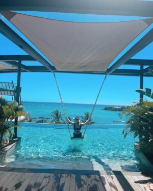 Héloïse Martin Instagram - 🌴JEU CONCOURS🌴
⠀
Il y a 1 mois, je rentrais de vacances à l’île Maurice avec des étoiles pleins les yeux ✨ Maintenant c’est à vous de tenter de vivre cette expérience magique ! 🌞
⠀
L’hôtel LUX* Grand Baie dans lequel j'ai séjourné, vous offre un séjour de 4 nuits pour 2 personnes dans une suite Junior LUX* en formule petit-déjeuner !
⠀
👉🏼Pour participer c’est très simple :
⠀-like ce post 
- Abonnez-vous à @heloiisemartin @luxgrandbaie et @fairmoove sur Instagram
- Taggez deux amis avec qui vous aimeriez voyager
⠀
Ce séjour est bien sûr cumulable avec des nuits supplémentaires à LUX* Grand Baie ou avec des nuits à l’hôtel @SaltPalmar dans lequel j’ai aussi séjourné lors de ce voyage.
⠀
Vous allez adorer cet hôtel, un resort nouvelle génération ultra engagé sélectionné par @FairMoove, où chaque suite a été pensée pour offrir le summum du confort.
⠀
⏳Vous avez jusqu'au 14/06/2023 pour tenter votre chance avant le tirage au sort, et partager l'info en story auprès de vos amis
⠀
Bonne chance ! 🍀
•ceci n’est pas un partenariat, juste un joli cadeau pour vous 🫶🏼•
*Prix valable pour un séjour uniquement à LUX Grand Baie. Ce prix exclut les transferts, les séjours pendant les jours fériés, les vacances scolaires, la haute saison et dépendra de la disponibilité de la chambre 30 jours avant l'arrivée. Le gain n'est pas remboursable en espèces ou sous forme de compensation, non transférable et non cumulable avec des chèques-cadeaux. #jeuconcours #concours #concoursvoyage #vacances #cadeau #luxresorts #mauritius #ilemaurice