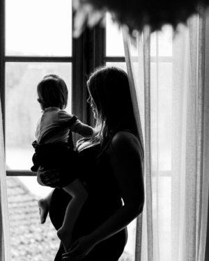 Héloïse Martin Instagram - 🫶🏼2024, quelle année ! 🫶🏼

La famille s’agrandit, dans quelques semaines je te rencontrerai enfin mon petit bébé.

Une deuxième grossesse qui passe si vite, qui se passe si bien, ma petite Rose va devenir grande soeur…🫶🏼 je n’en reviens toujours pas.

Photos : la talentueuse @camillepiovesan 
Tenues : @seraphinematernityfrance 

#momtobe #pregnancy #8ememois #momoftwo #pregnancyannouncement #enceinte 

D’après vous, petite fille ou petit garçon ?