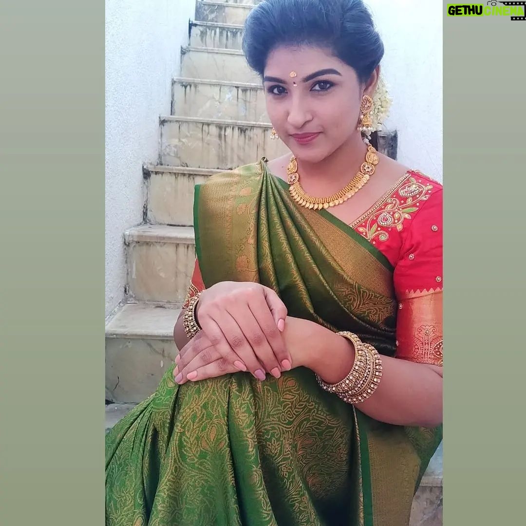 Hema Dayal Instagram - #meenakshiponnungaserial ❤️💚 Saree:@rktextilessarees Jewellery:@chicjewells Blouse aari:@roja_aari_works_adyar . #hemadayal18 #hemadayal #hema #serialactress #meenakshiponnungaserial #zeetamil #pooja #explore #explorepage #traditionallook