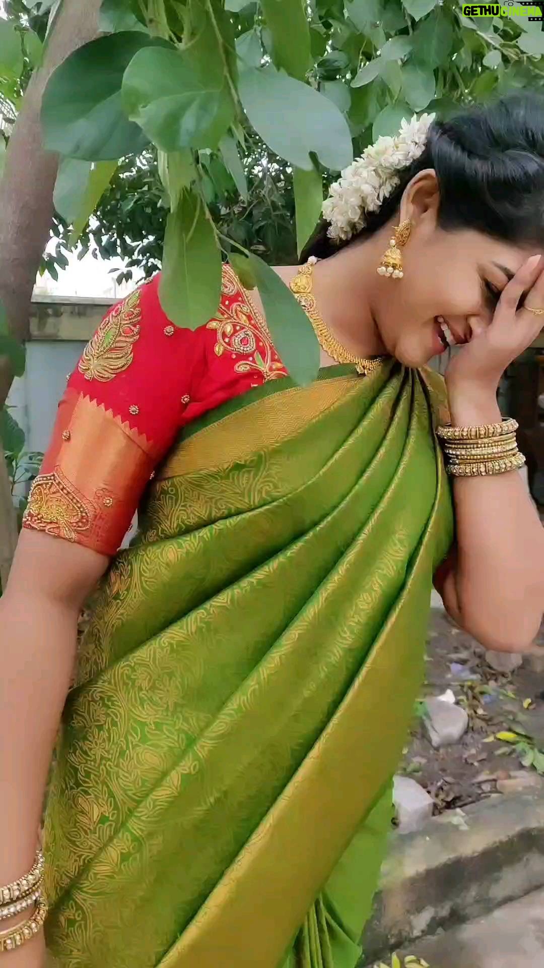 Hema Dayal - 30.1K Likes - 🥰❤️💚🤩🙈
.
Saree:@rktextilessarees
Jewellery:@chicjewells
Blouse aari:@roja_aari_works_adyar
.
#hemadayal18 #hemadayal #hema #meenakshiponnungaserial #zeetamilserials #pooja #serialartist #thangamagan #dhanush #lovesongs #uyireuyire #explore #explorepage