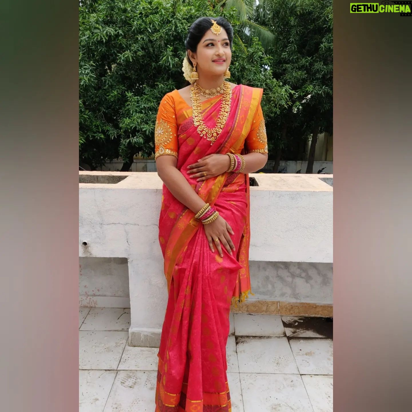 Hema Dayal Instagram - 🥰😍🤩 . Jewellery :@chicjewells Blouse aari: @roja_aari_works_adyar . . #hemadayal18 #hemadayal #hema #zeetamilserials #meenakshiponnungaserial #pooja #serialartist #traditionallook #explorepage #explore #love #sareelove #saree
