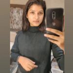 Hema Dayal Instagram - Mirror selfie 🖤🥰 . #hemadayal18 #hemadayal #hema #mirrorselfie #beauty #love #serialactor #explorepage #explore