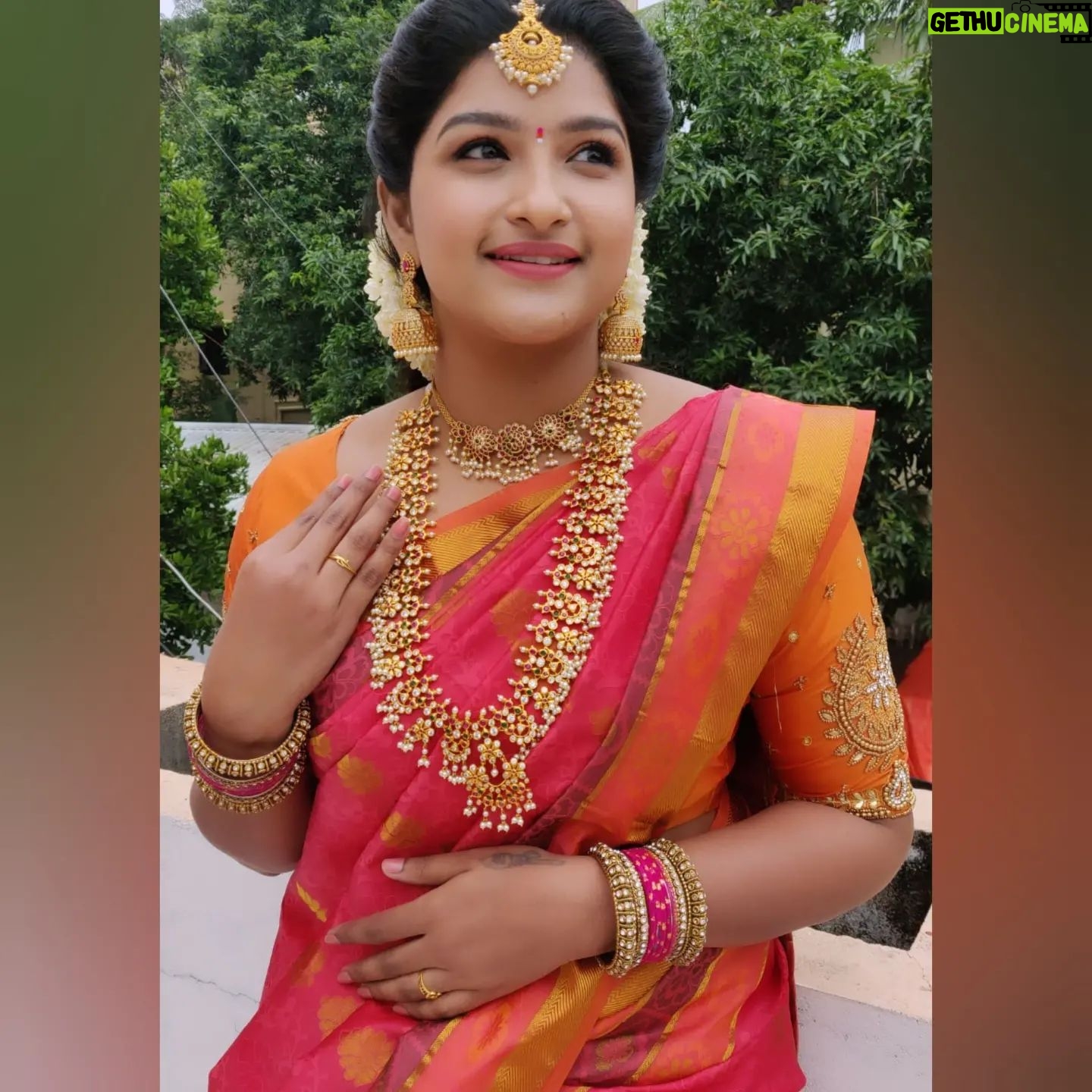 Hema Dayal Instagram - 🥰😍🤩 . Jewellery :@chicjewells Blouse aari: @roja_aari_works_adyar . . #hemadayal18 #hemadayal #hema #zeetamilserials #meenakshiponnungaserial #pooja #serialartist #traditionallook #explorepage #explore #love #sareelove #saree