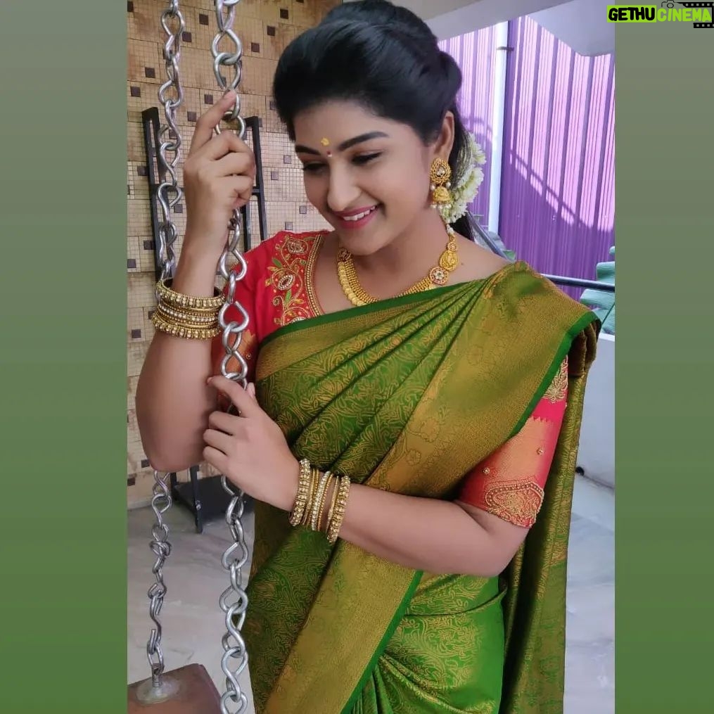 Hema Dayal Instagram - #meenakshiponnungaserial ❤️💚 Saree:@rktextilessarees Jewellery:@chicjewells Blouse aari:@roja_aari_works_adyar . #hemadayal18 #hemadayal #hema #serialactress #meenakshiponnungaserial #zeetamil #pooja #explore #explorepage #traditionallook