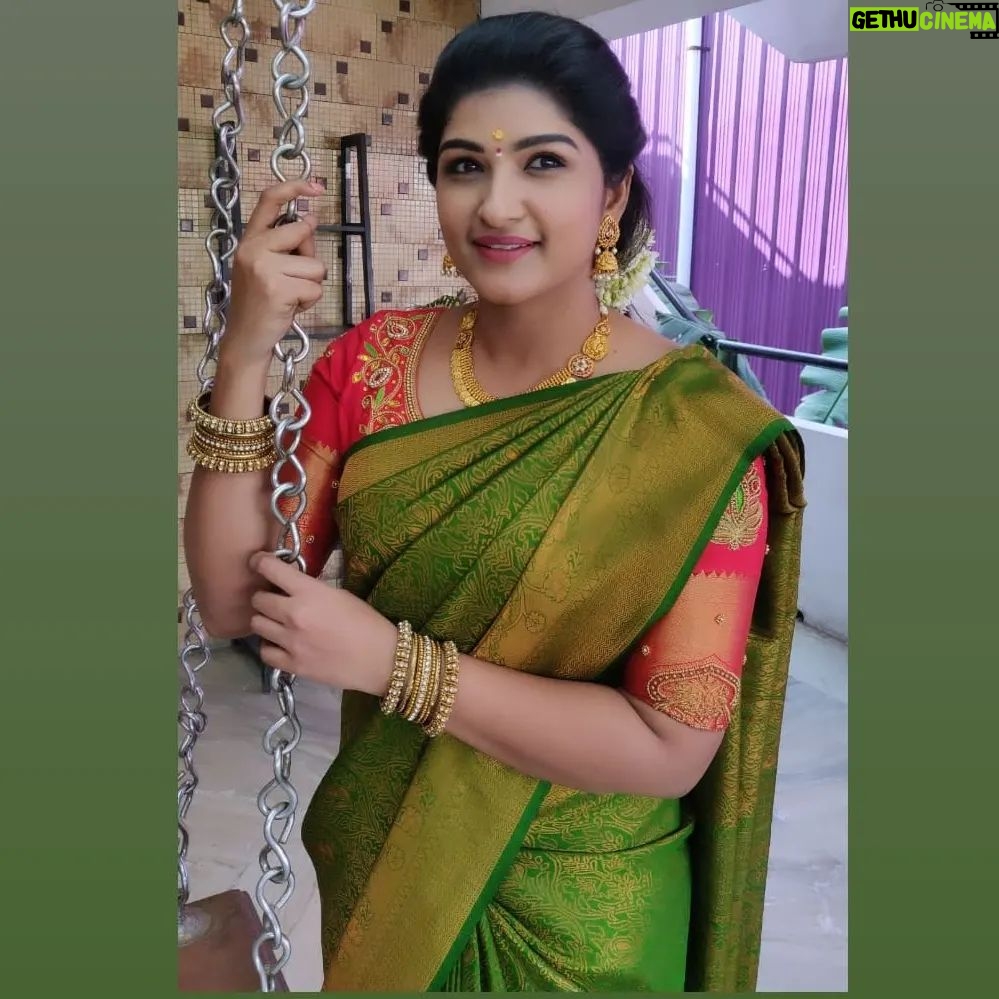 Hema Dayal Instagram - #meenakshiponnungaserial ❤️💚 Saree:@rktextilessarees Jewellery:@chicjewells Blouse aari:@roja_aari_works_adyar . #hemadayal18 #hemadayal #hema #serialactress #meenakshiponnungaserial #zeetamil #pooja #explore #explorepage #traditionallook