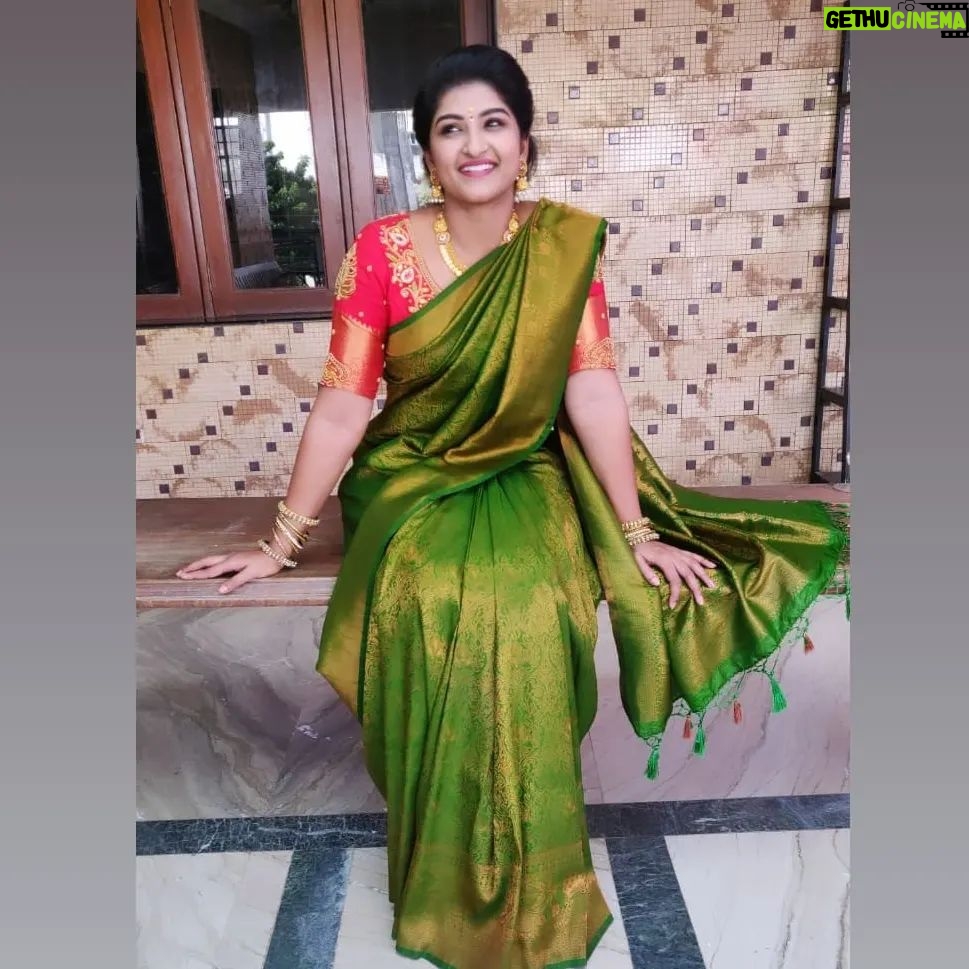 Hema Dayal Instagram - #meenakshiponnungaserial ❤️💚 Saree:@rktextilessarees Jewellery:@chicjewells Blouse aari:@roja_aari_works_adyar . #hemadayal18 #hemadayal #hema #serialactress #meenakshiponnungaserial #zeetamil #pooja #explore #explorepage #traditionallook