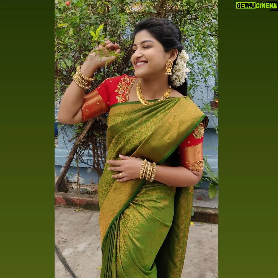 Hema Dayal Instagram - #meenakshiponnungaserial ❤️💚 Saree:@rktextilessarees Jewellery:@chicjewells Blouse aari:@roja_aari_works_adyar . #hemadayal18 #hemadayal #hema #serialactress #meenakshiponnungaserial #zeetamil #pooja #explore #explorepage #traditionallook