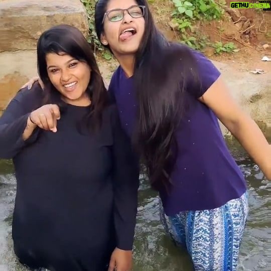 Hema Dayal Instagram - Tag ur Ulundhuvadai friends 😂😂😂😂😂 #hemadayal #anu #anuselva #friendship #friends #friendshipgoals #funtime #enjoythelittlethings #enjoylife #happyme #anuhema #friendsforever #water #madurai #nammamadurai #maduraidiaries