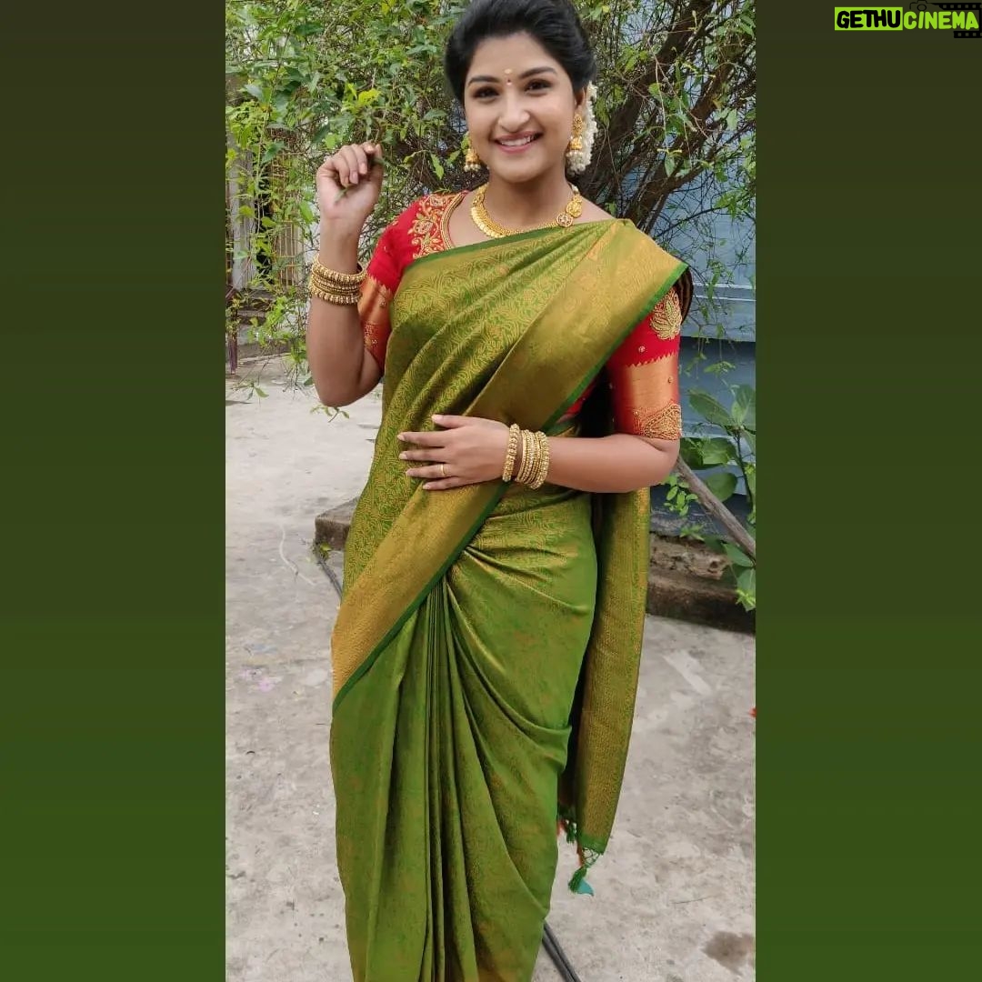 Hema Dayal Instagram - #meenakshiponnungaserial ❤️💚 Saree:@rktextilessarees Jewellery:@chicjewells Blouse aari:@roja_aari_works_adyar . #hemadayal18 #hemadayal #hema #serialactress #meenakshiponnungaserial #zeetamil #pooja #explore #explorepage #traditionallook