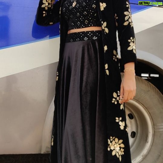 Hema Dayal Instagram - #zeekudumbaviruthugal2023 #meenakshiponnunga family ❤️😍 . . outfit :@zaraglamzfit tnq for this beautiful outfit ....🥰 . #karukarukarupayi #leo #leomovie #leosong #trendingreels #trendingsongs #awardfunction #zeeawards #zeetamil #zeetamilserials #pooja #hemadayal #hemadayal18 #hema #explorepage✨ #explorepage #explorar #blackclover #black