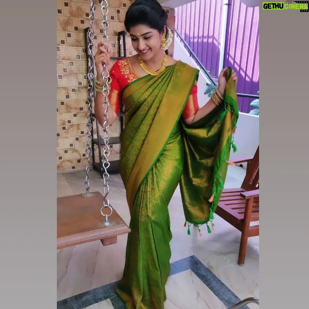 Hema Dayal Instagram - #meenakshiponnungaserial ❤️💚 Saree:@rktextilessarees Jewellery:@chicjewells Blouse aari:@roja_aari_works_adyar . #hemadayal18 #hemadayal #hema #serialactress #meenakshiponnungaserial #zeetamil #pooja #explore #explorepage #traditionallook