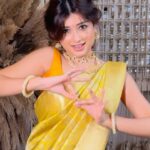 Hemal Ingle Instagram – उभारून आनंदाची गुढी दारी, 
शुभेच्छा देण्यासाठी आली ही मुलगी मराठमोळी 
पूर्ण होवोत आपल्या सर्व इच्छा आकांशा, 
नवीन वर्षाच्या हार्दिक शुभेच्छा! 🙏🏼🎉
.
.
Saree by @kalkifashion 
Jewellry by @kankshinistudio 
Styled by @deeptiebhingarde_ 
Makeup by @nishant_tapkir_makeup 
Hair by @hairstylist_jyotinath 
Location @julietteristorante 
.
.
[Gudi Padwa, Hindu New Year, Traditional, Saree, Culture, Marathi]
