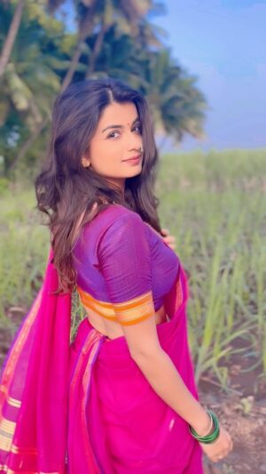 Hemal Ingle Instagram - ‘Sajle Re Tujhyachsathi’ out now on the @saregamamarathi YouTube channel 🫶🏻 Find the link in my stories 💫 
.
.
.
.
@saregamamarathi 
@anahataentertainment 
@amrutoshkaranjkar 
@amit_musannif 
@rohininivdekar 
@shivani_godbole__ 
[Marathi Music Video, Farm Girl, Simple Marathi Mulgi]