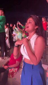 Hemal Ingle Instagram - My favourite days are when my childlike energy is at its peak ✨ Thank you @arijitsingh @2bhkdinerkeyclub @heramb.shelke for a night that felt so dreamy ✨❤️ . . . [ Arijit Singh, Concert, Pune, Music, Bollywood Buff ]