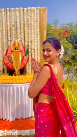 Hemal Ingle Instagram - अंबे पाव मला 🙏🏼