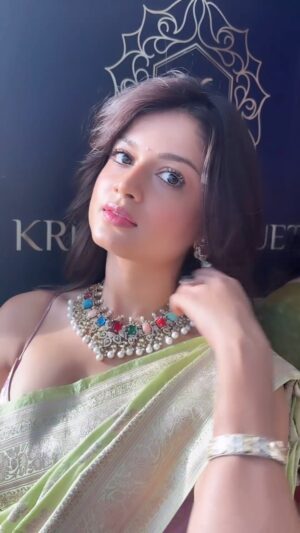 Hemal Ingle Instagram - @shinell27 @sorayaajewels_ @deeptiebhingarde_