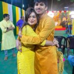Hemal Ingle Instagram - Bathed in golden hues, the haldi ceremony brings together generations and we create some great memories together. 💛✨My dream of ‘Dada mala ek Vahini aan’ coming true 🥳 1: Bahin Bhavala Halad lavtana 2: Sisters striking a pose with their Mamas 3: Main squeeze with my baby bro who is not a baby anymore 😪 4: We know how to make teenagers awkward 🤭 . . 👗: @tanyasbenzfashion ❤️❤️